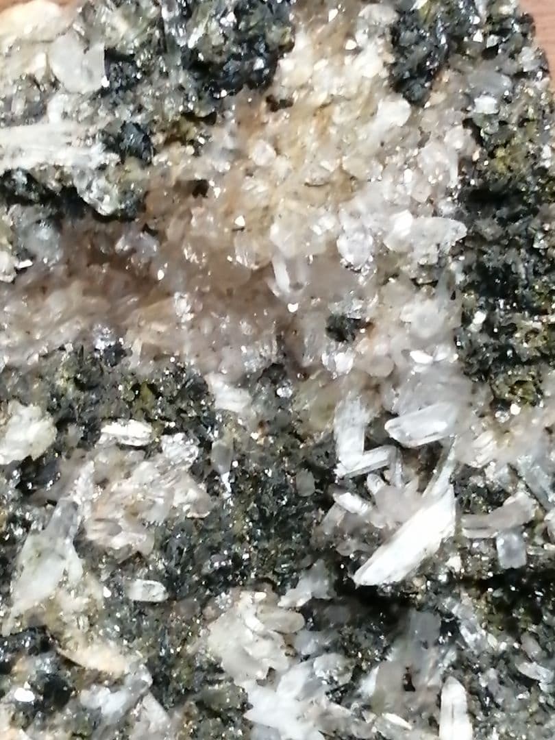 水晶 エピドート 共生クラスター（グリーントルマリン）9.7kーtot028