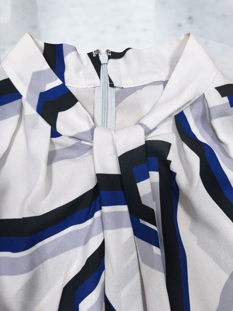 ピンキー＆ダイアン　ストライプジオメトリック変形スタンドブラウス ブルー 38