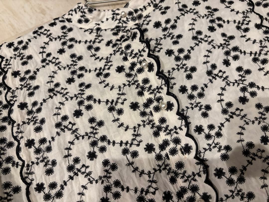 花柄　長袖ブラウス　パール