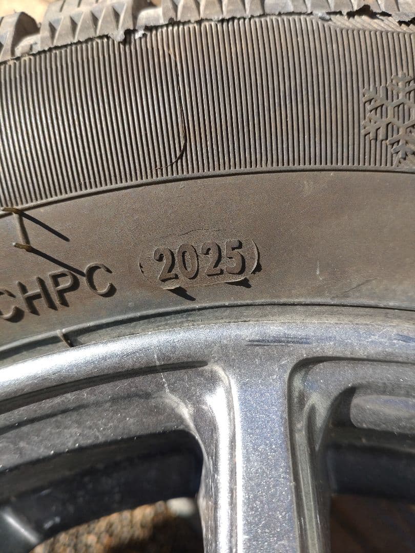 【新品同様】2025年製 バリ溝10分山 スタッドレスアルミセット