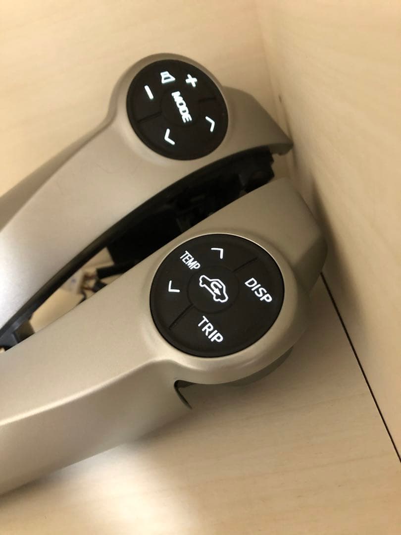 30プリウス　後期　ステアリングスイッチ　LED打ち替え済み　ハンドル　no15