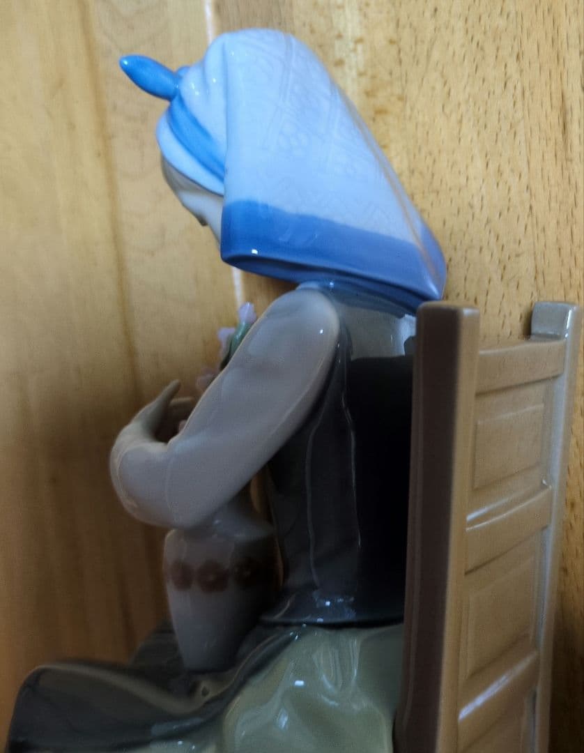 リャドロ、椅子に座る少女、スペイン製