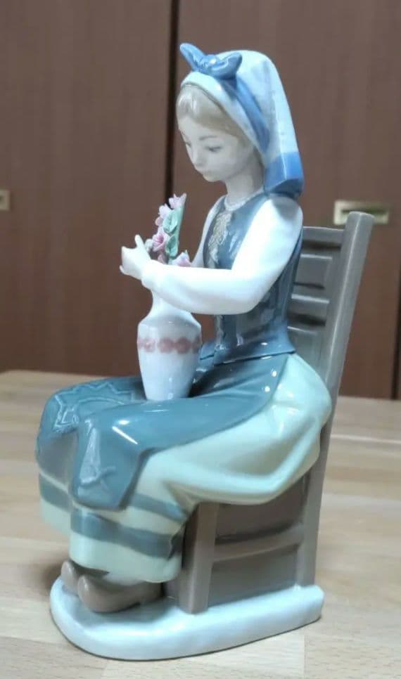 リャドロ、椅子に座る少女、スペイン製