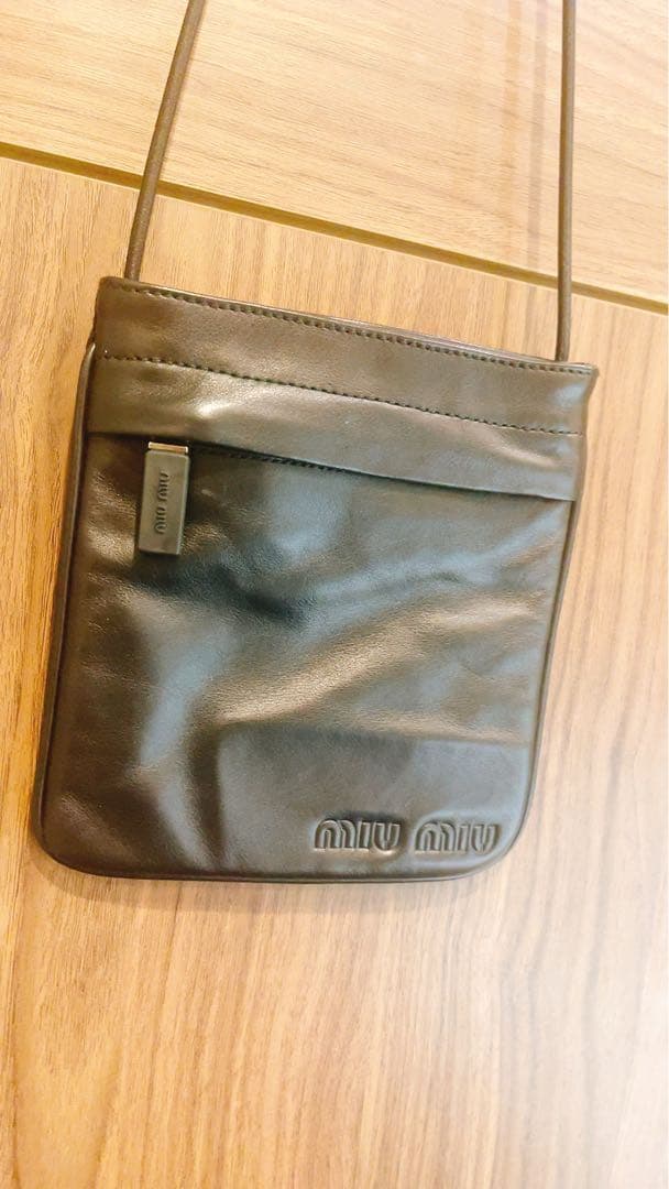 ミュウミュウ　MIUMIU ミニバッグ　スマホショルダー　ブラック