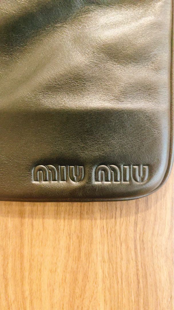 ミュウミュウ　MIUMIU ミニバッグ　スマホショルダー　ブラック