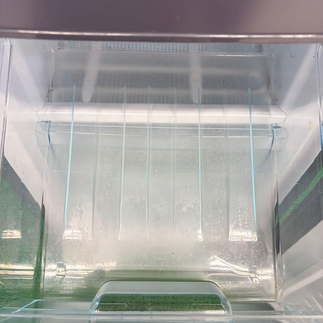 709 スリムデザイン　冷蔵庫　小型　200L弱　美品　一人暮らし洗濯機も有格安