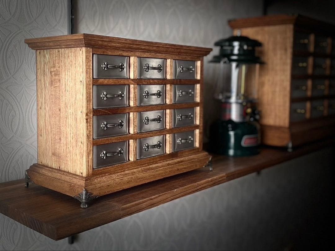 ハンドメイド　クラシックデザイン　木製収納箪笥　スチール缶　レトロ　コレクション