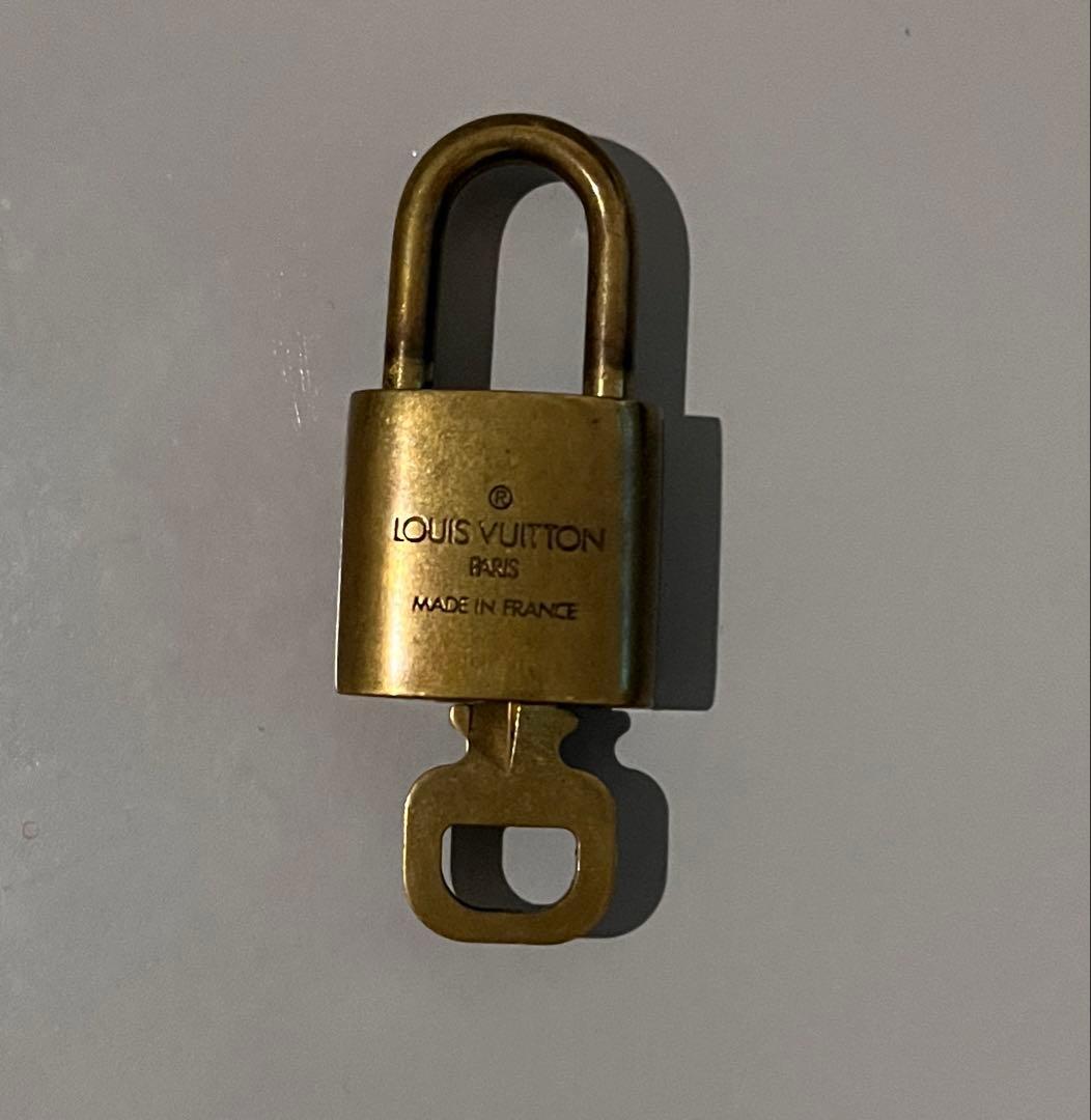 LOUIS VUITTONルイヴィトン エピ ポルトドキュマン・ヴォワヤージュ