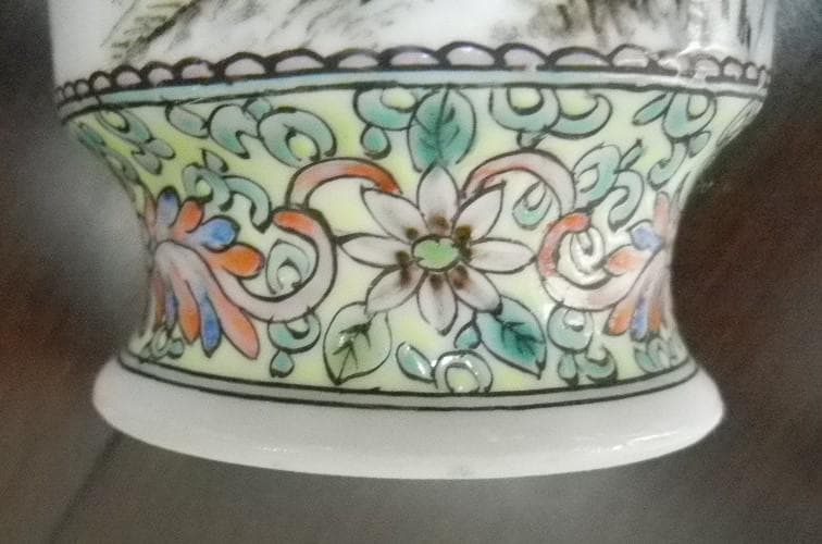 景徳鎮の薄胎花瓶 陶器 中国景徳鎮製 中国古玩 陶瓷芸術 置物 景徳鎮焼き物