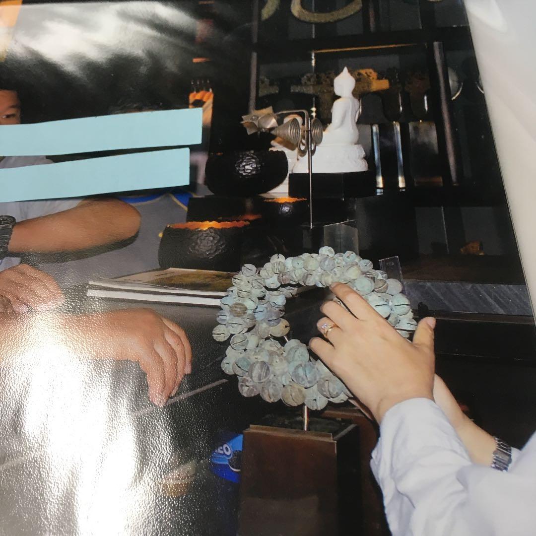 幸運を呼ぶ　チベットの寺院　銅の鈴と特注品の飾り台