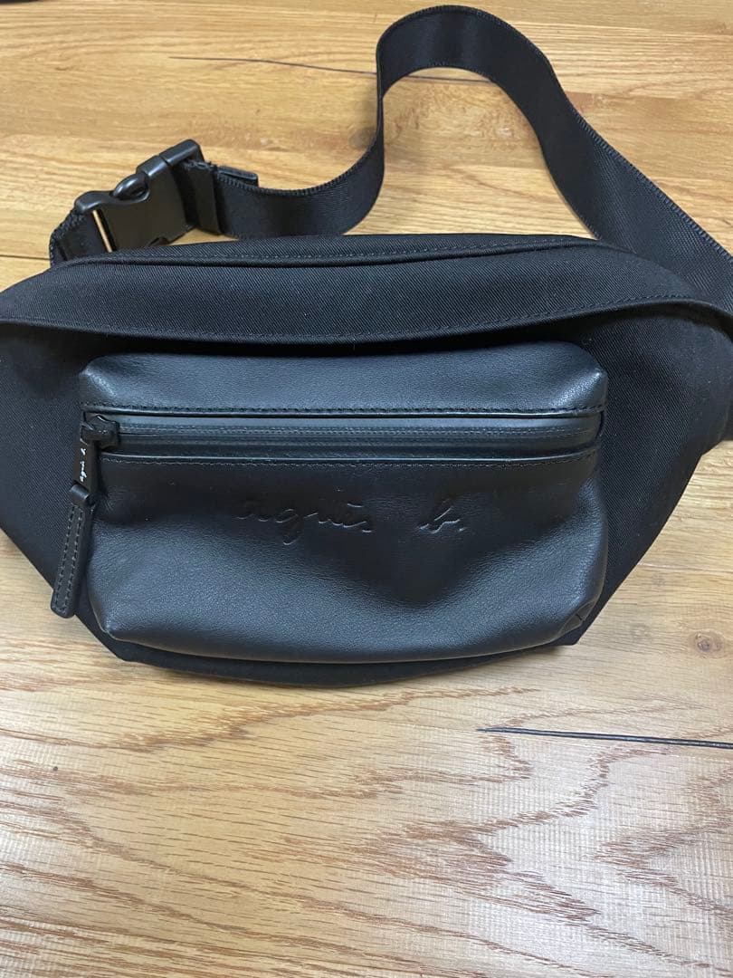 アニエスベー ボディーバッグ。