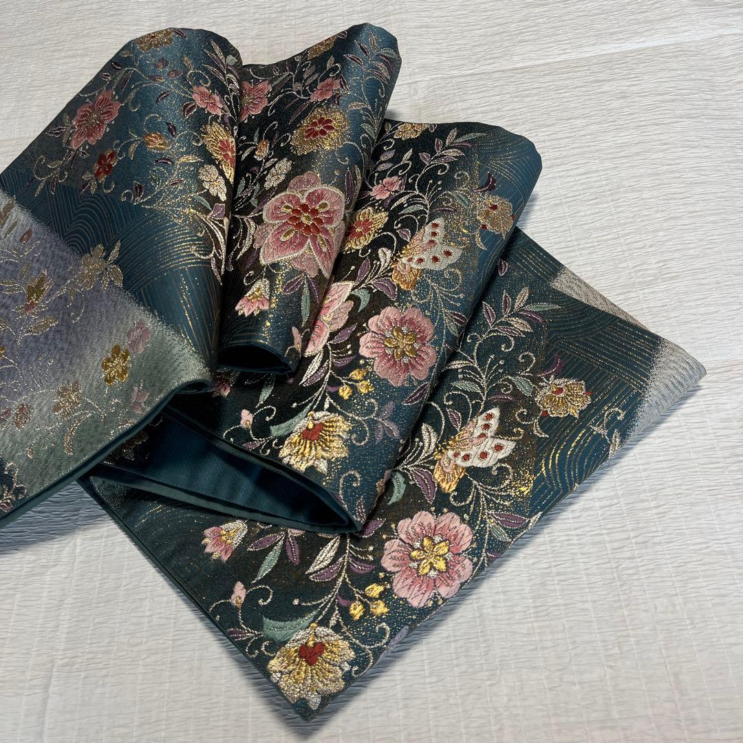 振袖用袋帯 青緑地に上品に煌めくピンクの美しい花々と白い蝶々（428㎝）