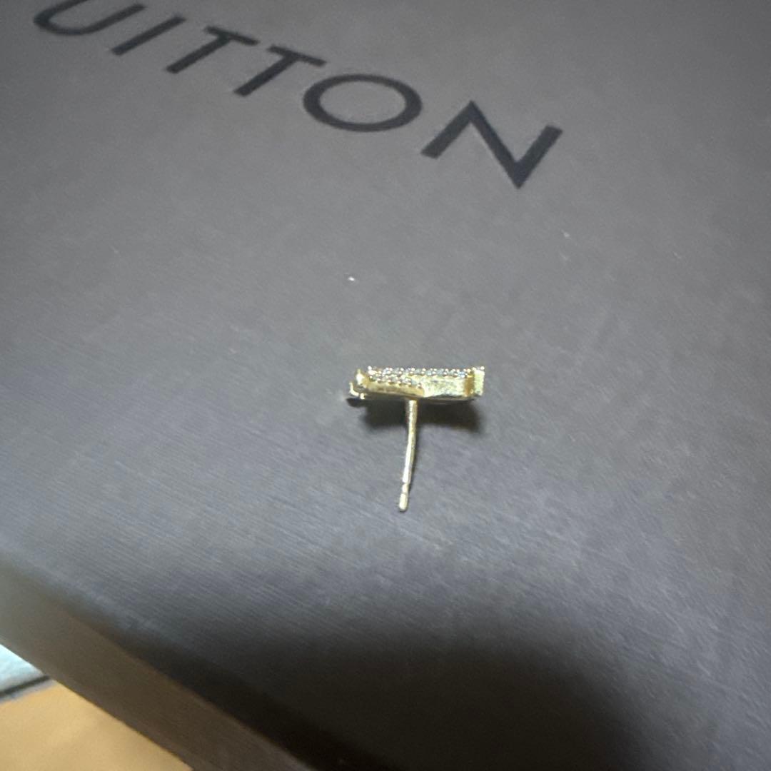 Louis Vuitton ロゴ型ピアス(片耳用)