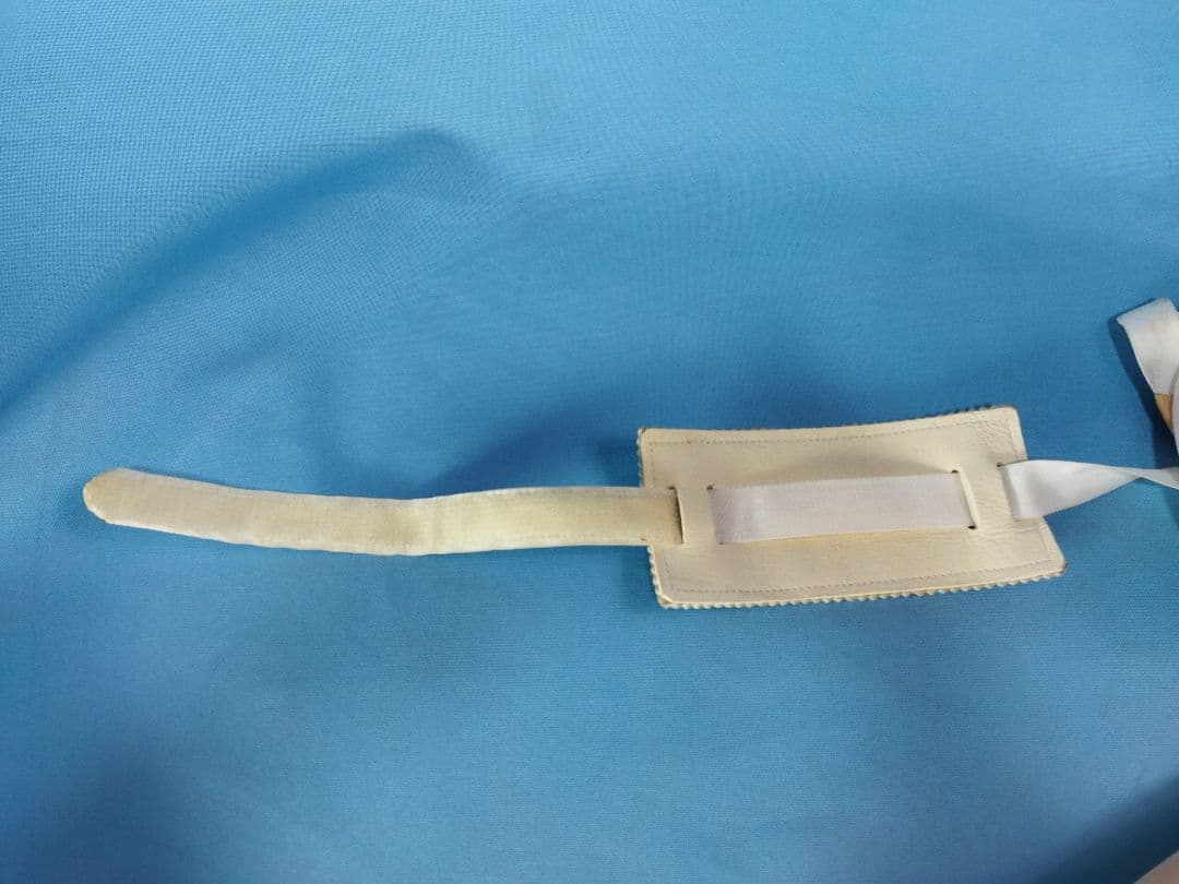 左手　義手　装備　腕　手　コルセット　サポーター　ギブス　コスプレ