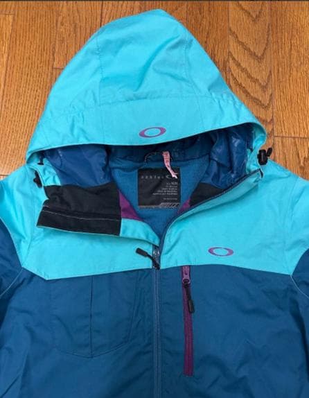 極美品！！ ほぼ新品。　Oakley スノーボードウェア Mサイズ　上下