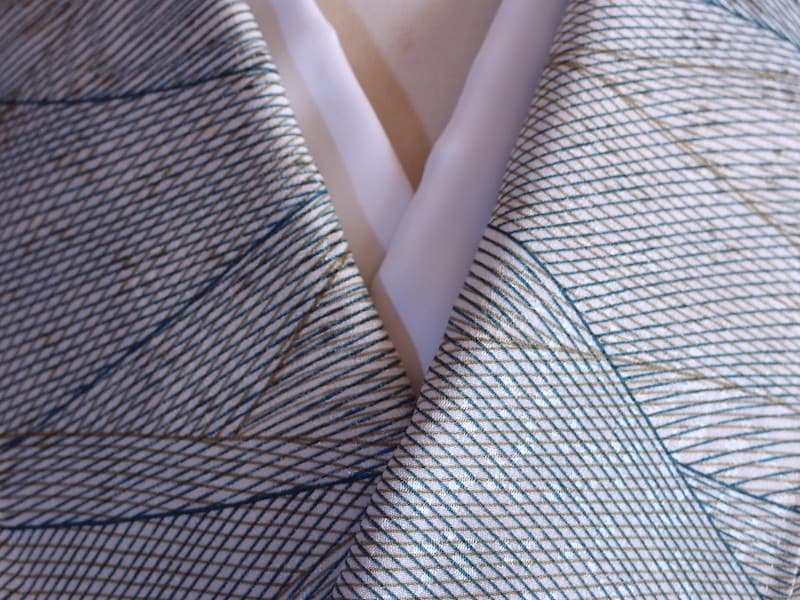 三越誂　織りに染め小紋（波筋文）裄65　薄手で軽　正絹美品