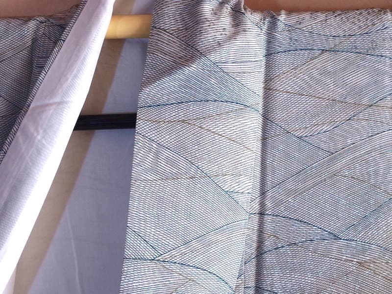 三越誂　織りに染め小紋（波筋文）裄65　薄手で軽　正絹美品