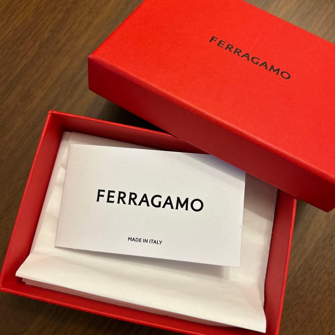 すぃえる　Ferragamo グリーン　名刺入れ