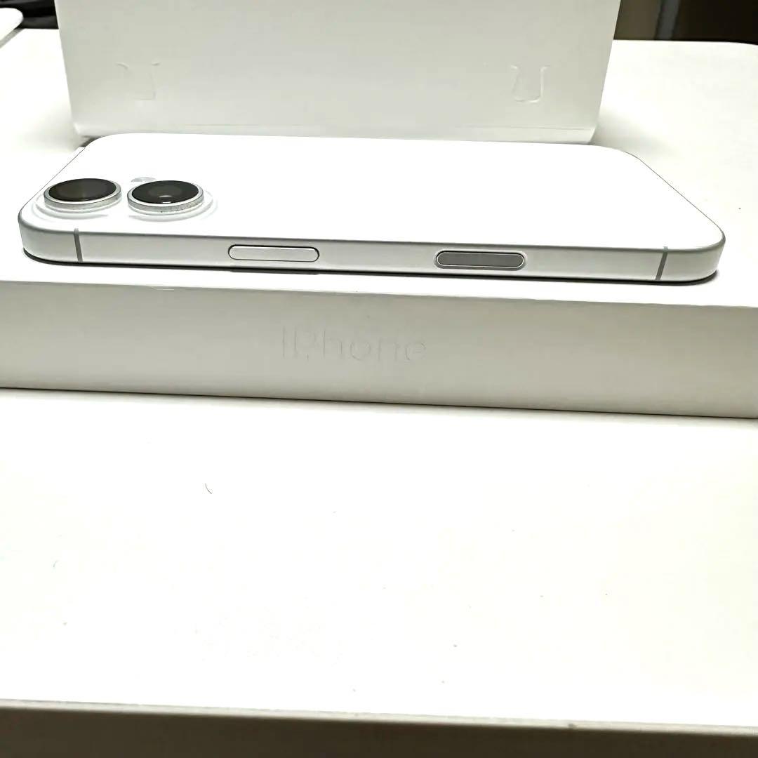 【極美品】iPhone 16 256GB ホワイト SIMフリー