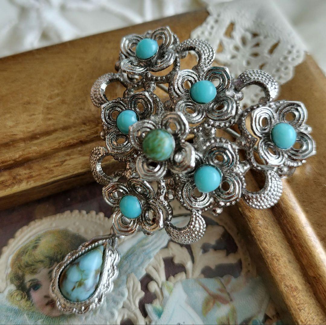 ターコイズカボションの花 シルバーカラー スイングするブローチ と他4点
