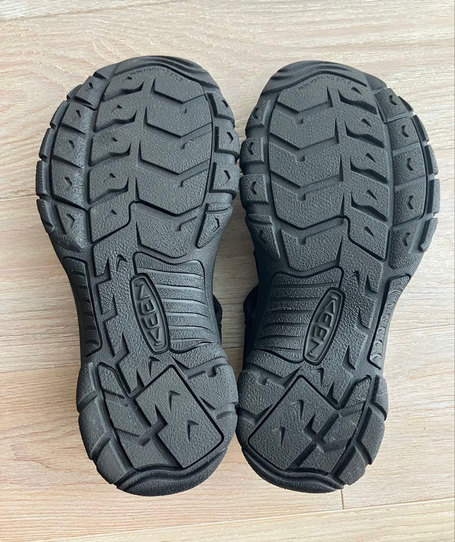 KEEN ウィメンズ ニューポート エイチツー サンダル ブラック 24.5cm