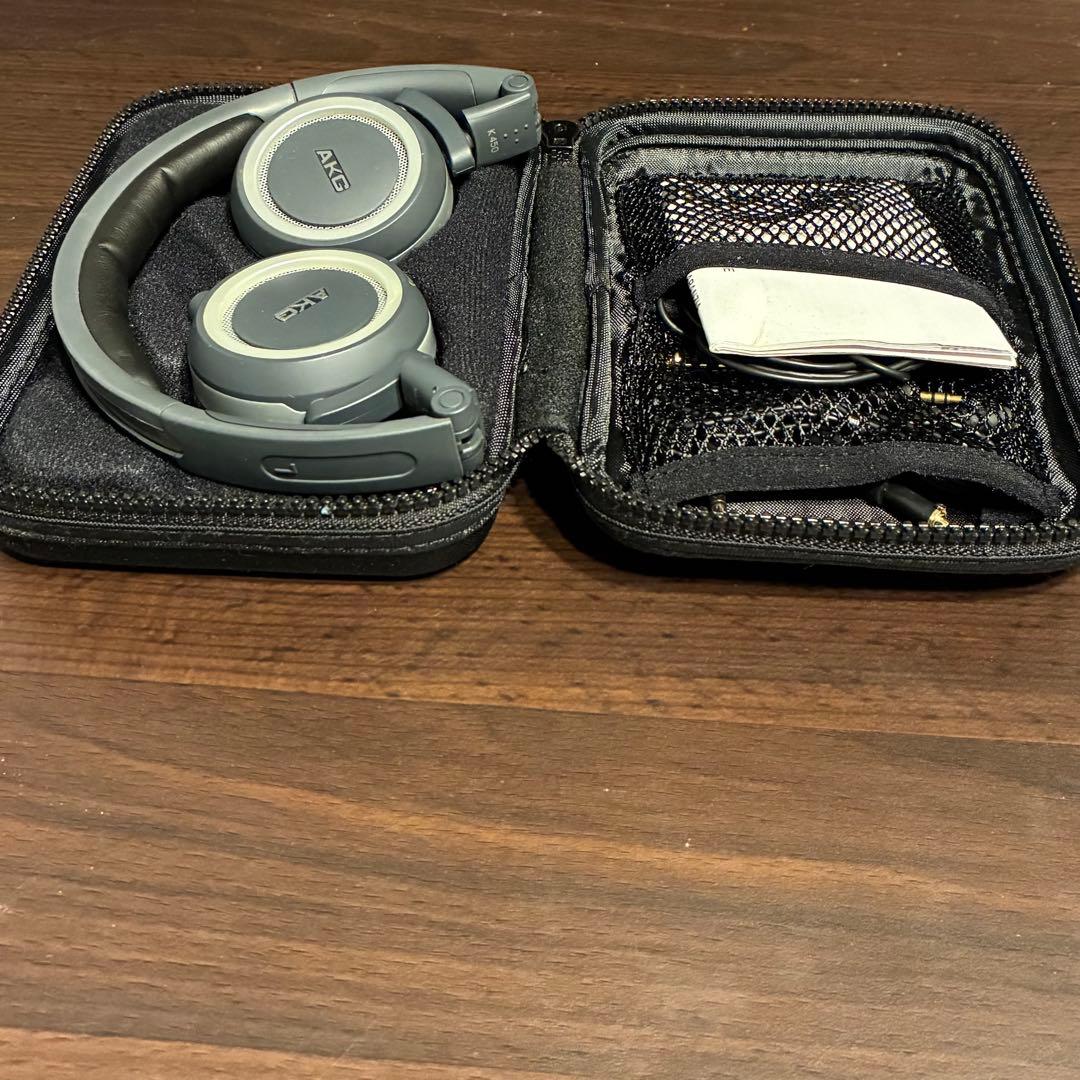 AKG 有線ヘッドホン グレー 収納ケース付き