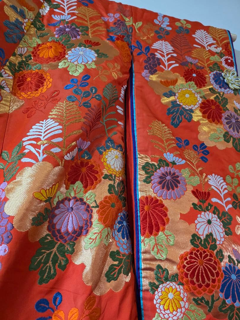 古い打ち掛け　オレンジ色 花柄刺繍 　飾り用