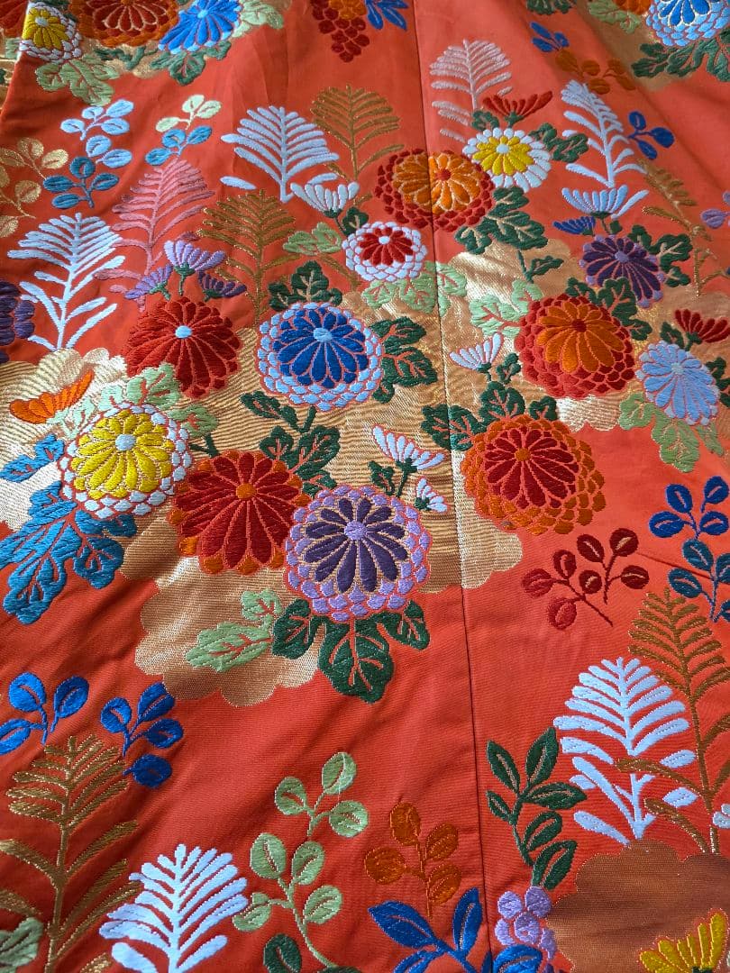 古い打ち掛け　オレンジ色 花柄刺繍 　飾り用