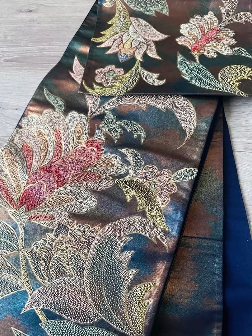 美品【袋帯】金通し 相良刺繍風 華文 唐花 紺×茶 グラデーション 424cm