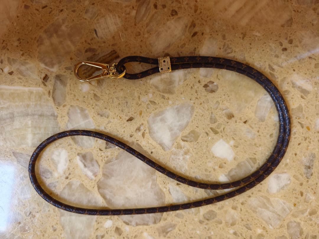 LOUIS VUITTON スマホケース　ストラップ