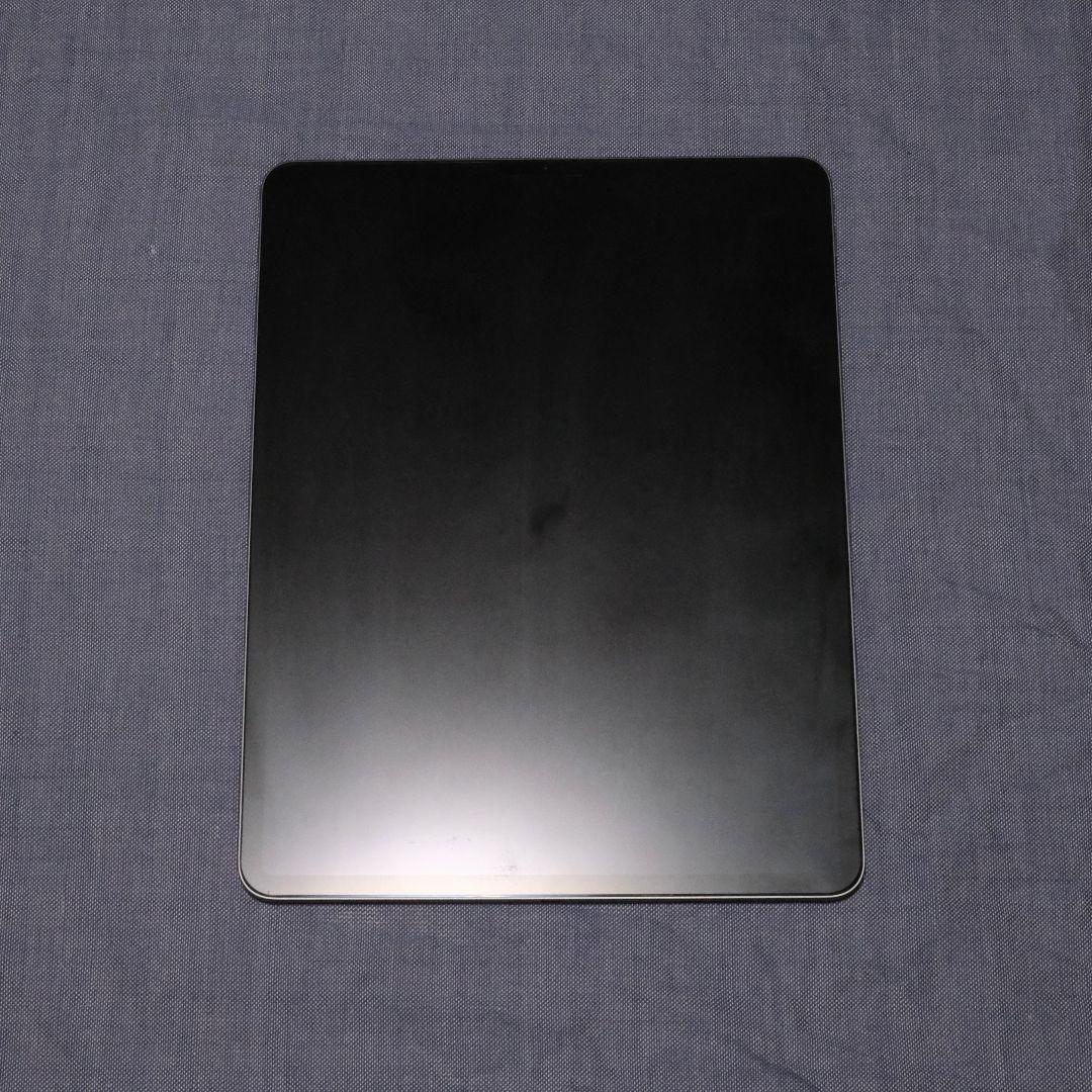 iPad Pro 12.9インチ 第4世代（白カバー、黒ケース付き）