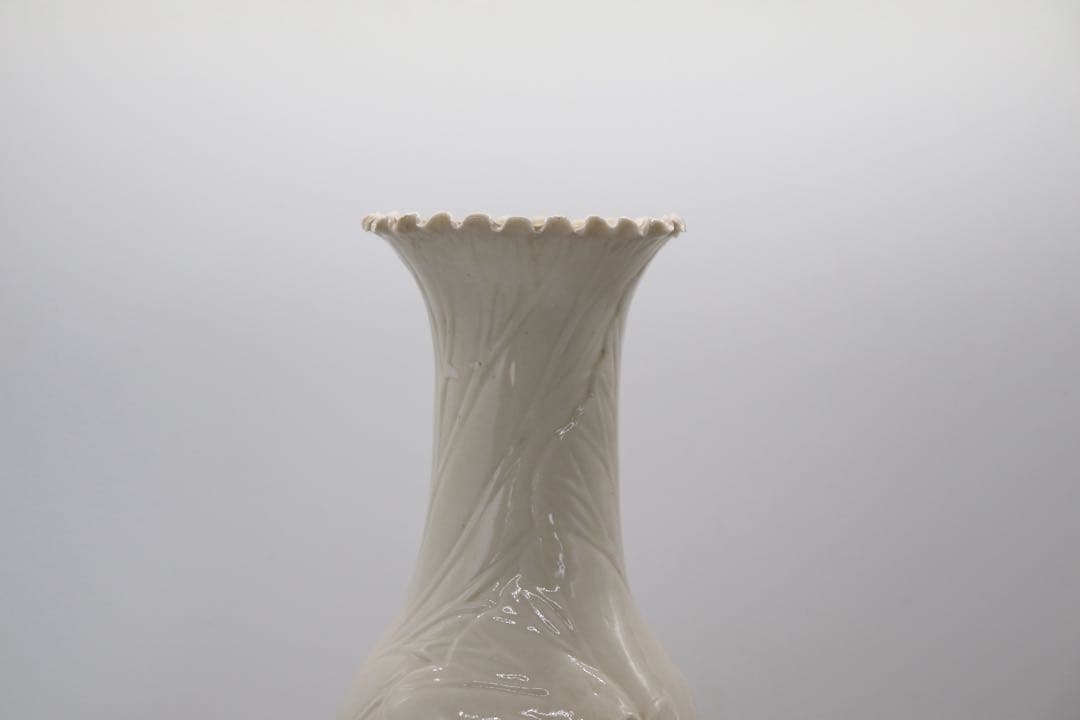 中国　徳化白磁　蓮に鯉彫　瓶　送料込み250622