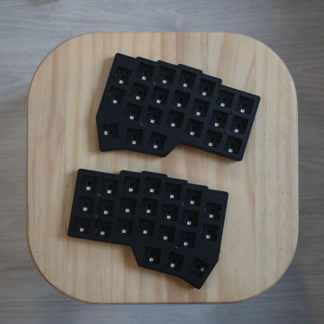 corne v4 cherry マットブラック　ベアボーン　TRRSケーブル付き