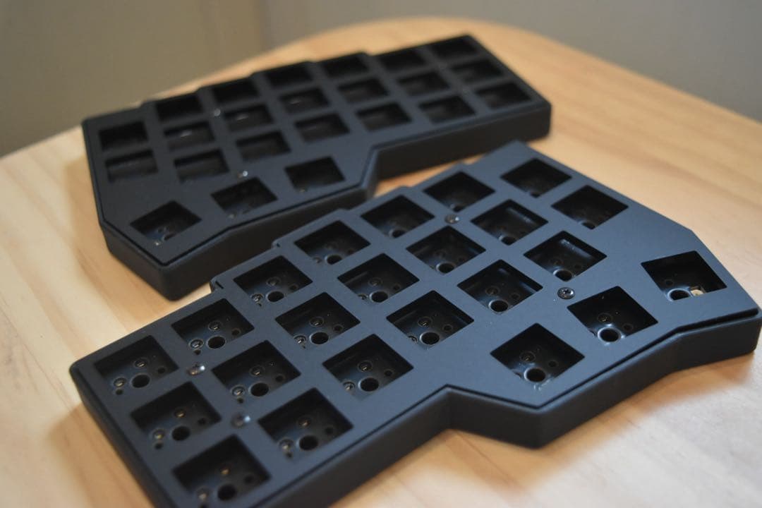 corne v4 cherry マットブラック　ベアボーン　TRRSケーブル付き