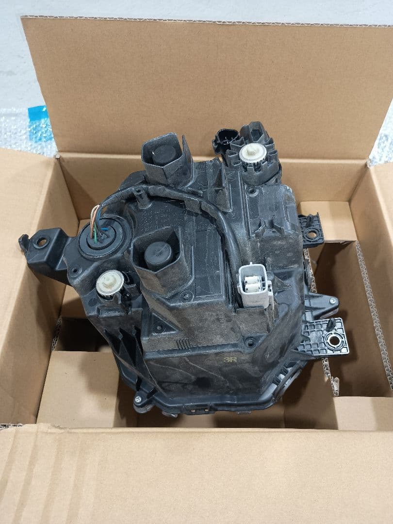 ジムニーシエラ　JB74W 右ヘッドランプ