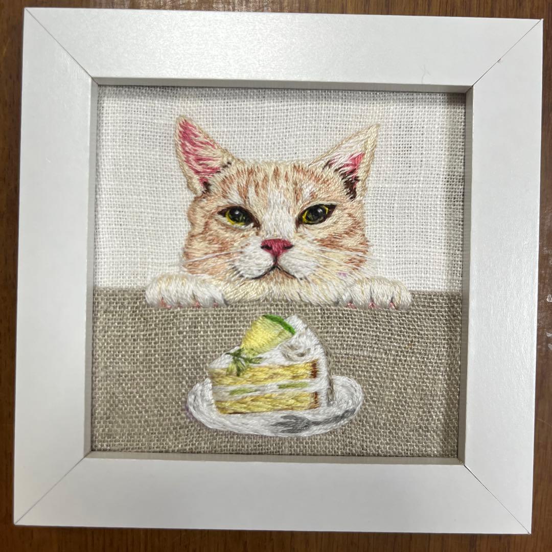 n*u様 ハンドメイド刺繍フレーム　ハチワレ茶トラさんとメロンショートケーキ