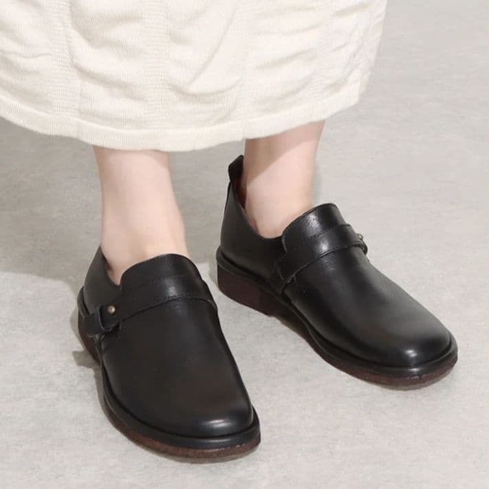 SAYA【美品】23.5 ベルトデザイン スリッポンシューズ レザー　黒