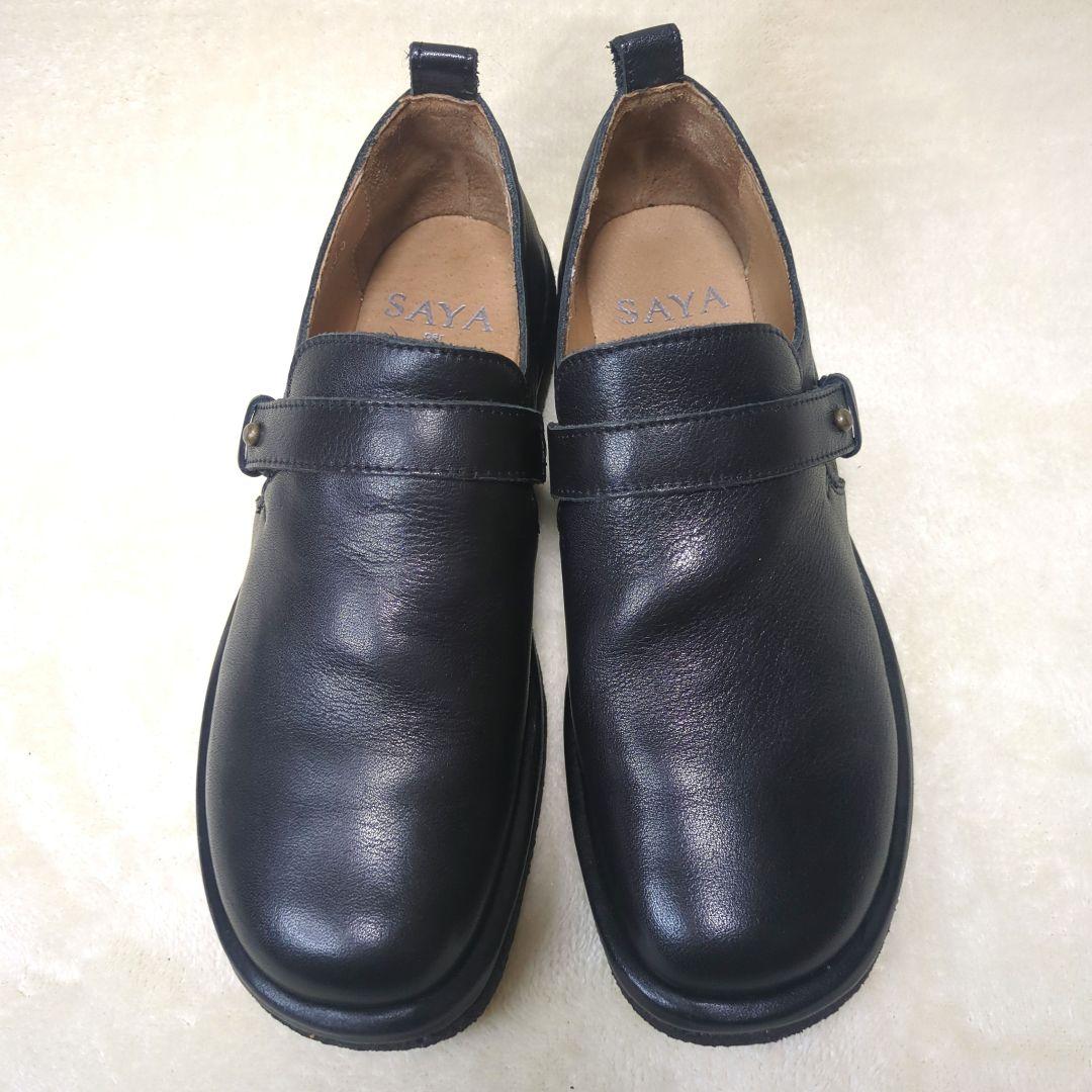 SAYA【美品】23.5 ベルトデザイン スリッポンシューズ レザー　黒