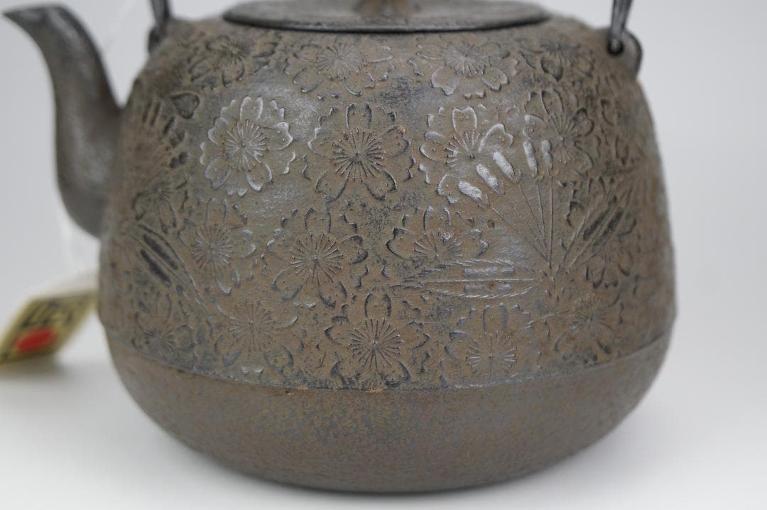 南部盛岡釜師『佐々木薫山』作　桜花紋鉄瓶　共箱　栞付　未使用品