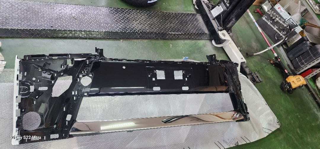 ヴェルファイア30後期純正フロントバンパー　カラー070　パールホワト