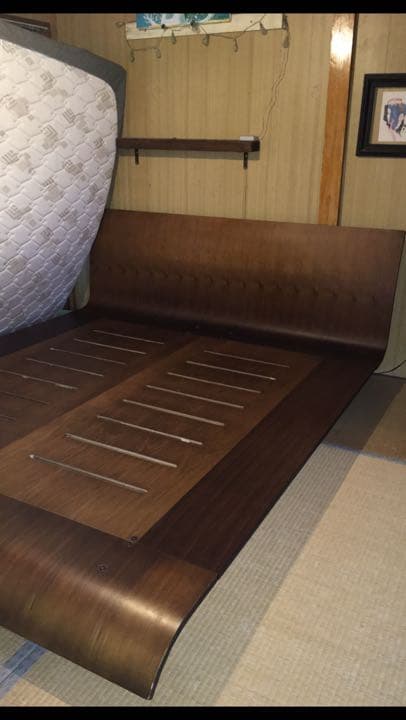 北欧の曲線美のステキなウッドベッドフレーム　ウォールナットブラウン