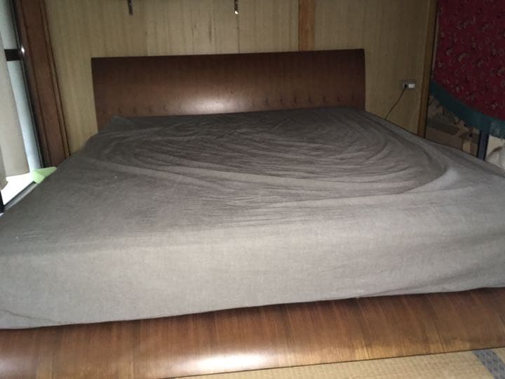 北欧の曲線美のステキなウッドベッドフレーム　ウォールナットブラウン