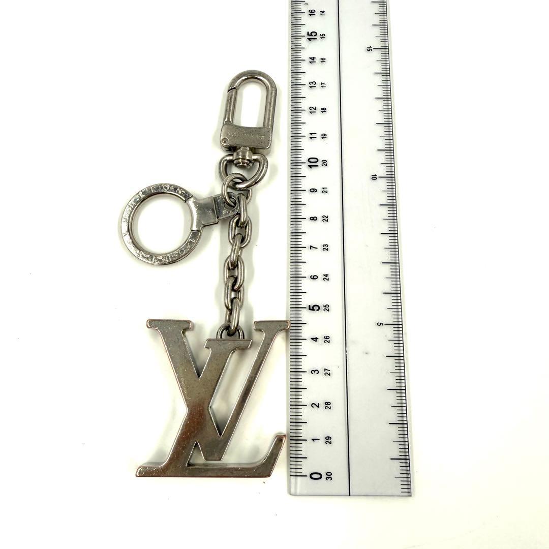 LOUIS VUITTON LVロゴキーホルダーチャーム　シルバー