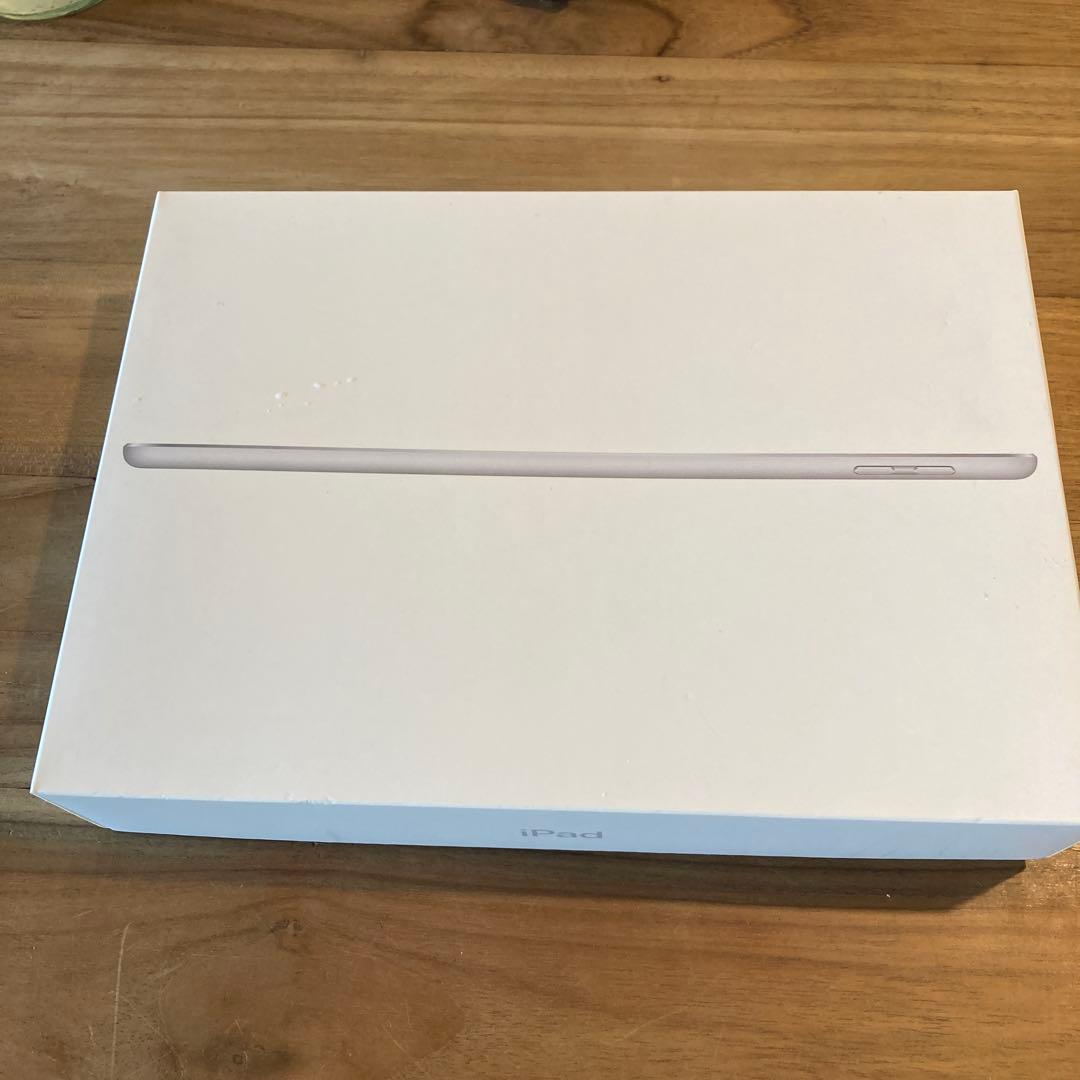 iPad6 32G Wifi シルバー 充電器、カバ-(自動スリープ機能付き)