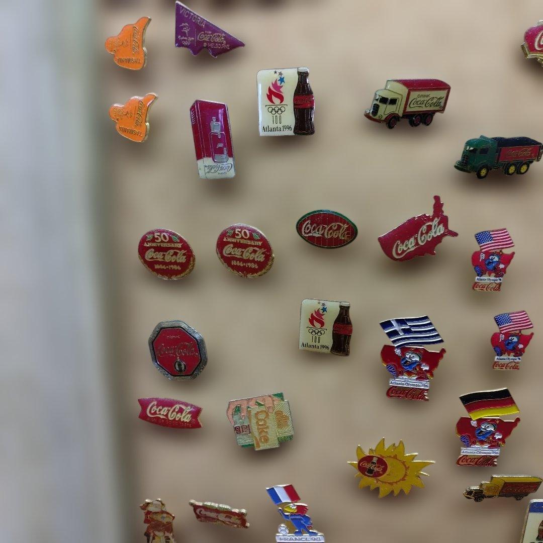 コカ・コーラ ノベルティピンバッジ 74個 木製額付 (管75)