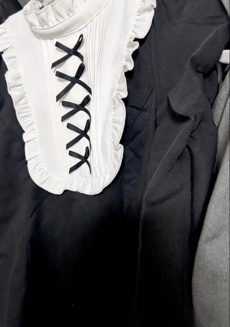 pium ヨークフリルベルト付きワンピース ブラック