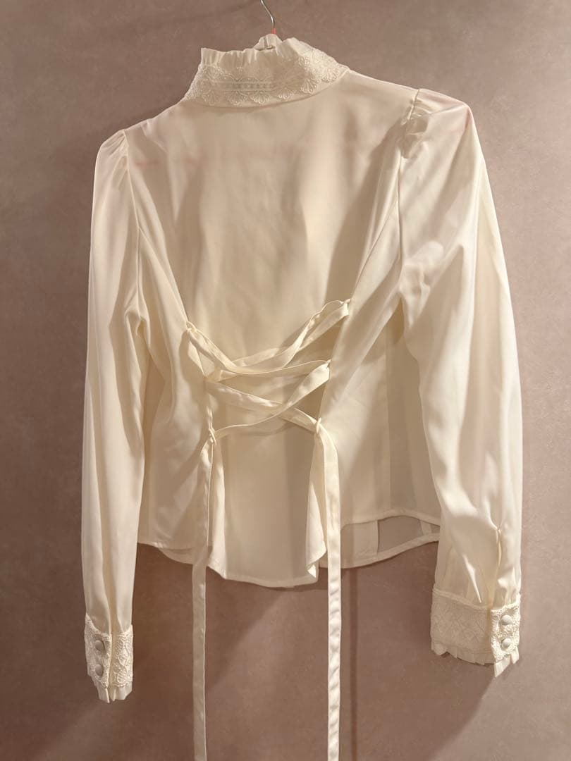 Sheglit/ブラウス+リボンジャボ/白