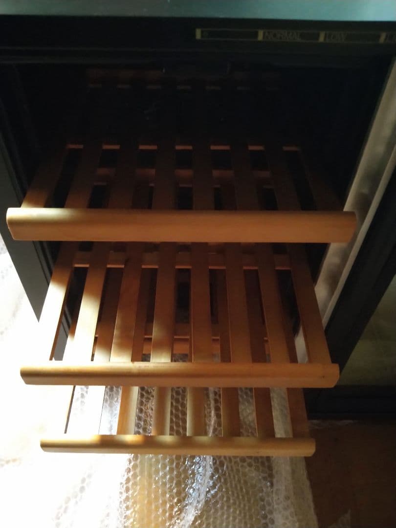 週末迄セール新品同様ファンビーノワインセラー 4段木製棚付き12本〜15本収納