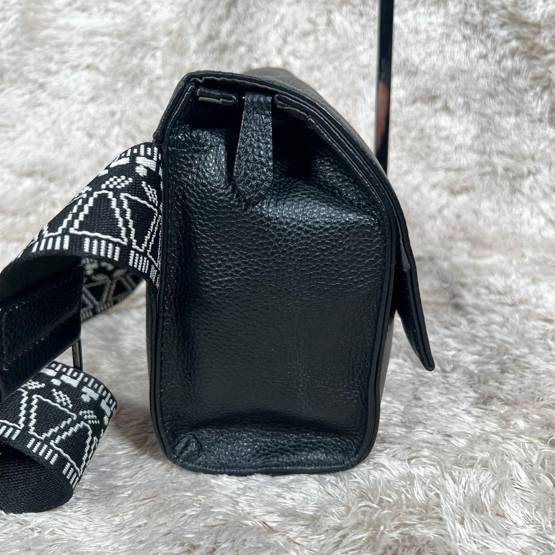 WEB限定イアパピヨネ 柄ワイドテープ ショルダーバッグ ブラック