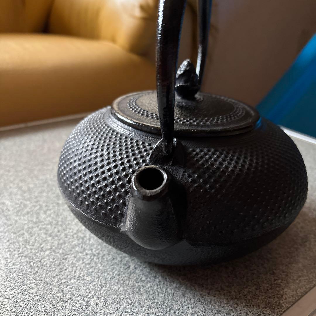 黒い点状模様の大きな鉄瓶、鉄器 18×20×20cm